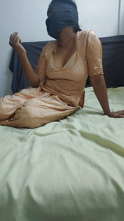 Hotel Night: Wife desi Tanya bhabhi Fucks Husband’s Boss