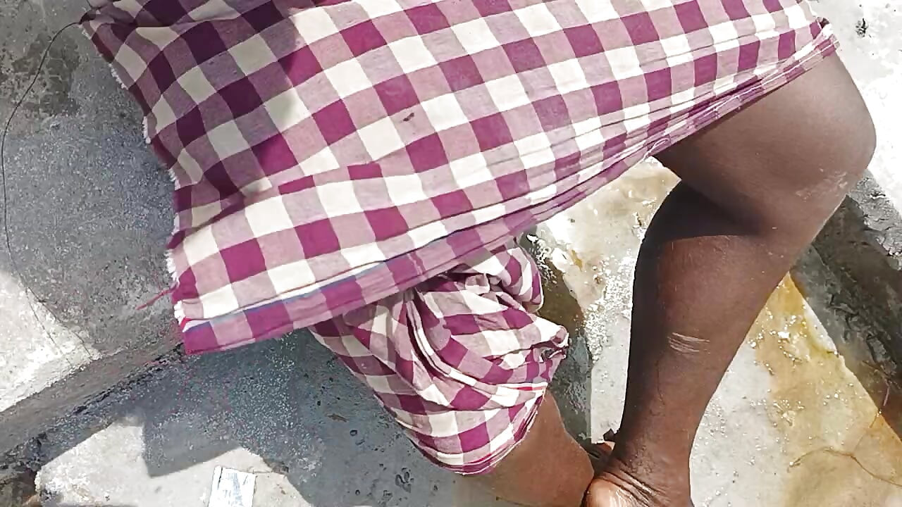 24 år gammal naken i det öppna fältet Desi pojke visar upp hård kuk i vinden