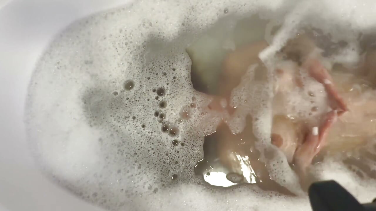 Segure minha respiração debaixo d'água sob a espuma do banho