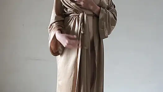 ГРУДАСТАЯ ИНДИЙСКАЯ ДЕВУШКА ЗАКОНЧИЛА КУПАТЬСЯ И ДАЖЕ МАСТУРБИРОВАЛА В ЖЕЛТОМ АТЛАСЕ КИМОНО