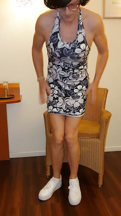 Pau sissy em vestido de verão
