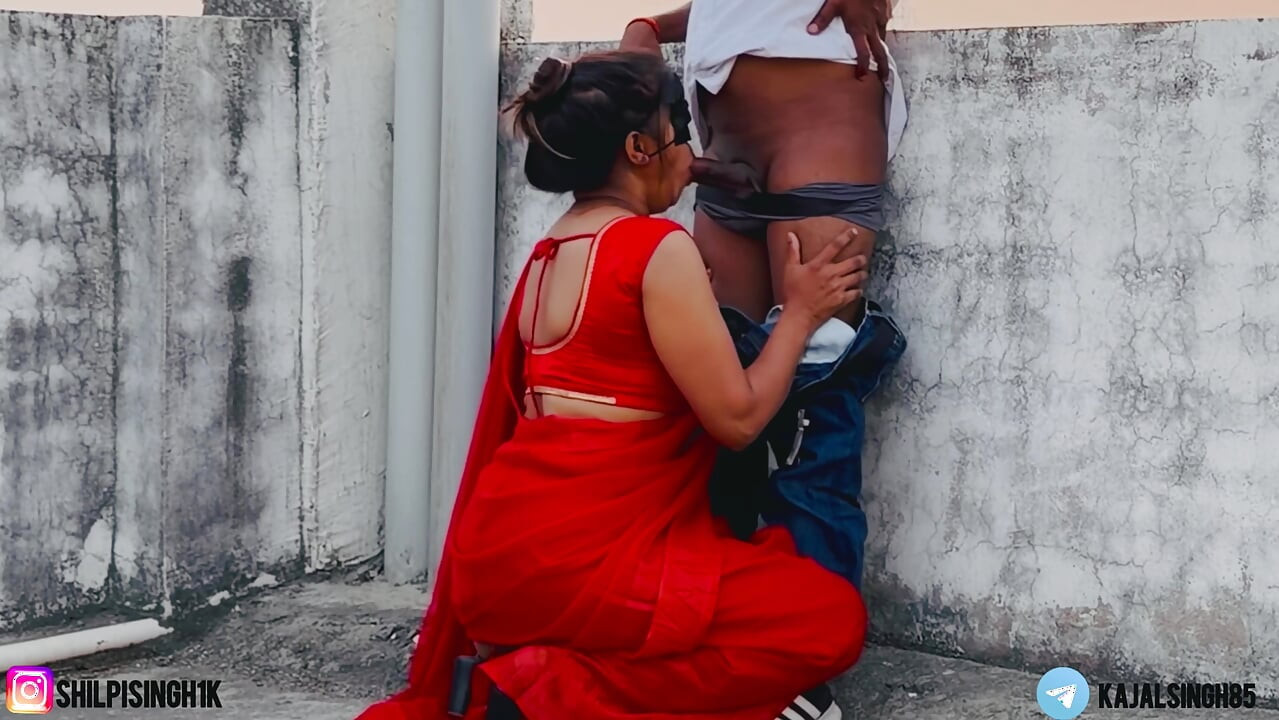 Meu namorado me fodeu em um sari vermelho e ejaculou dentro da minha boca, ele estava lambendo minha bunda com sua língua