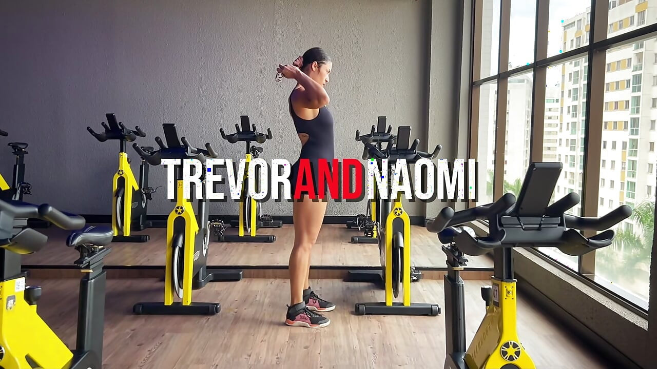 Depois da academia, ela não resistiu e me cuidou até o leite sair.