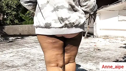 Beyaz ceketli Hindistanlı tombul kız kamera için soyunuyor