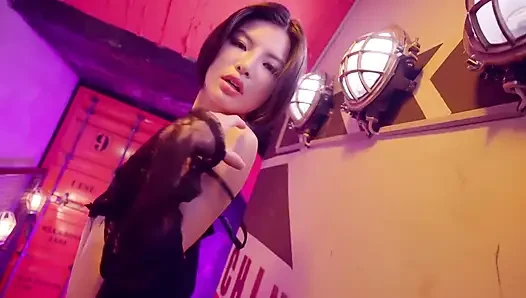 Seksi Asyalı kız tek başına gösteri