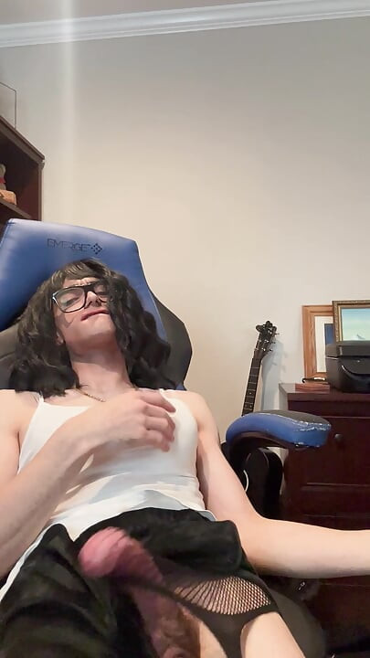 GOLPEANDO MI POLLA BRUTALMENTE HASTA CORRERME PARA TI