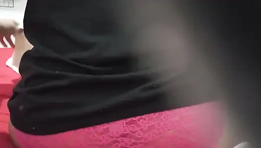 Ich habe die Handyaufnahme auf dem zimmer meiner frau verlassen und er trug seine unterwäsche