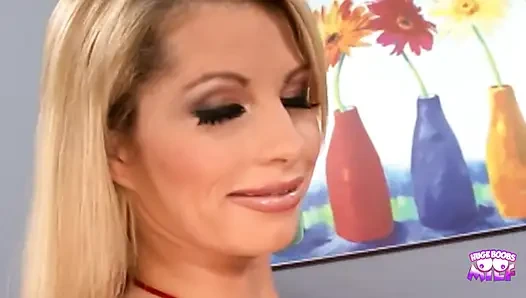 Haley Cummings memiliki tato punggung untuk dilihat saat dia menungganginya seperti cowgirl.