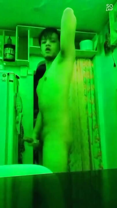 Pinoy Boy Zeigt Hos Massiven Schwanz Und Kommt Für Dich