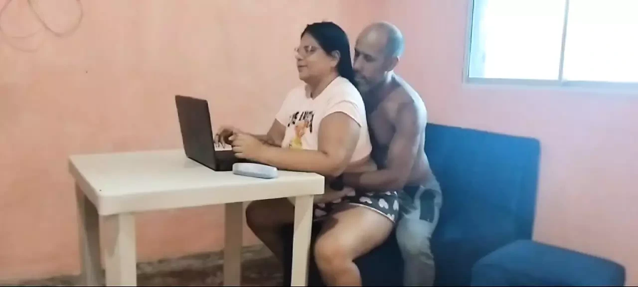 继父勾引他害羞的继女并操她的阴户，直到他用精液填满她（我希望她不会怀孕）