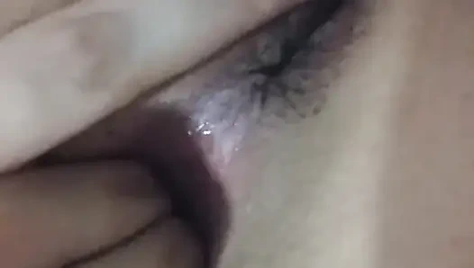 Я сужу свои пальцы в свою киску и мою задницу!