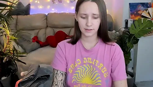 Emmekten sıkıldım ve meme ucu kıskaçlarımla seni eğlendirmeye karar verdim