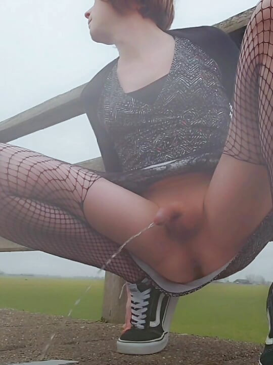 Annemieke em público cavalgando vibrador e mijando