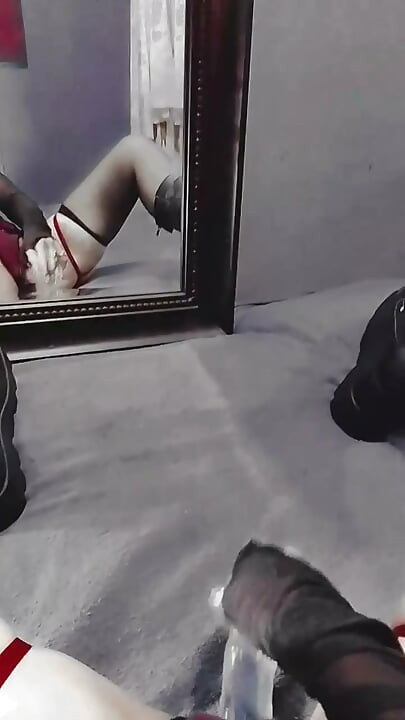 Latina gothique, godemichet, bottes et masturbation non censurée 🖤