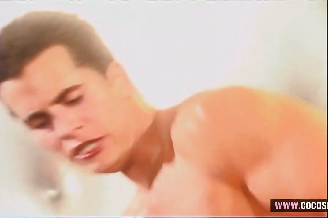 Oleada loira milf gosta de sexo a três intenso com dois musculosos