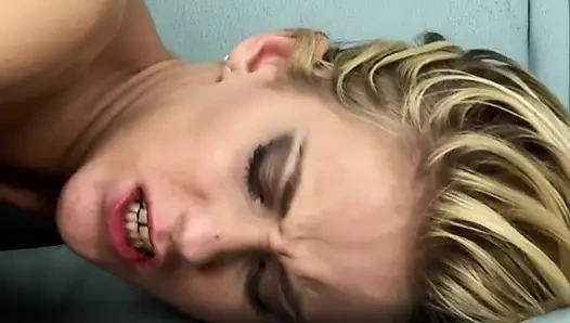 Шлюшки в сцене пожара - 1_Blonde крошка наслаждается мастурбацией с дилдо в любительском видео