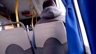 Masturbando em público em um ônibus