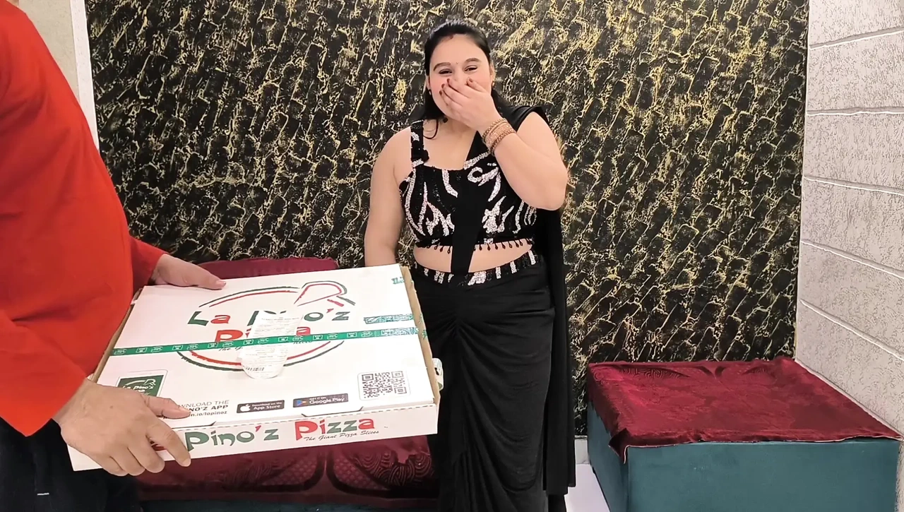 披萨外卖男孩操印度女士