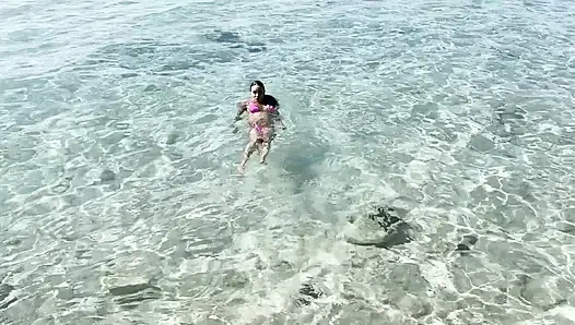 Monika Fox Karayip Denizi'nde yüzüyor ve resiflerde çıplak poz ediyor
