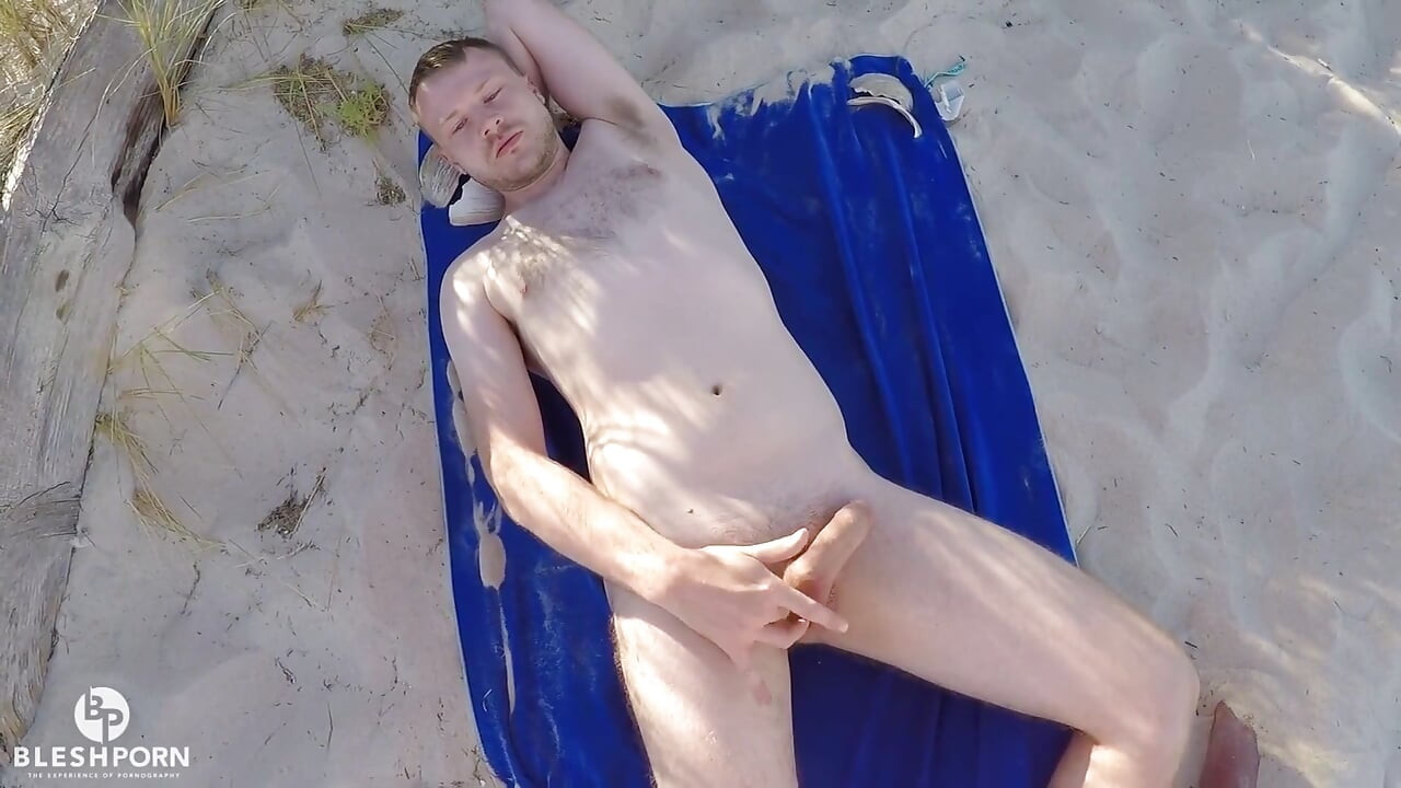 Julian Bleshs muncrat di pantai