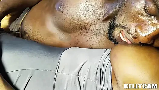 Чернокожая с огромными сиськами фистингует огромный хуй ее мужа на Рождество