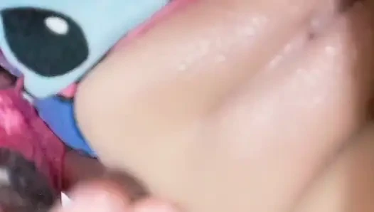 Aku lagi asik fisting lubang pantatku sampai mengerang keenakan