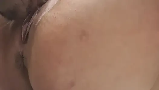 Amateur-milf im hotelbad von großem weißem schwanz gefickt und abspritzen vollgespritzt