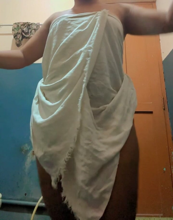 وقت حموم فقط لسه رو کنترل می‌کنم اوفففف