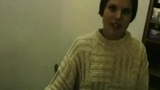 Utangaç kız onu dikkatlice ağzına alıyor