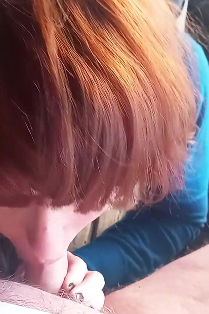 야외에서 아빠의 자지를 빨아먹는 빨간 머리 Tgirl