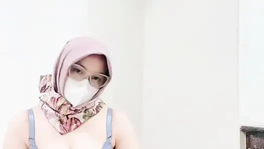 Jilbab tobrut main di kamar mandi