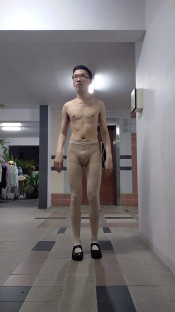 Chỉ mặc quần tất y tá singhealth và giày. (Không có váy.) Quần tất rất khó mặc vì nó rất khít!