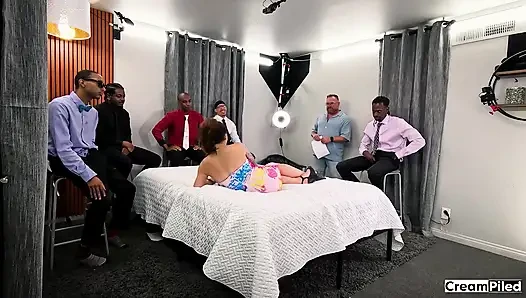 Erster gangbang für ganz natürliche geile brünette