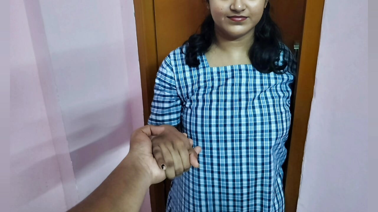 Öğrenci Shraddha evde kimse yokken komşusuyla seks yapıyor