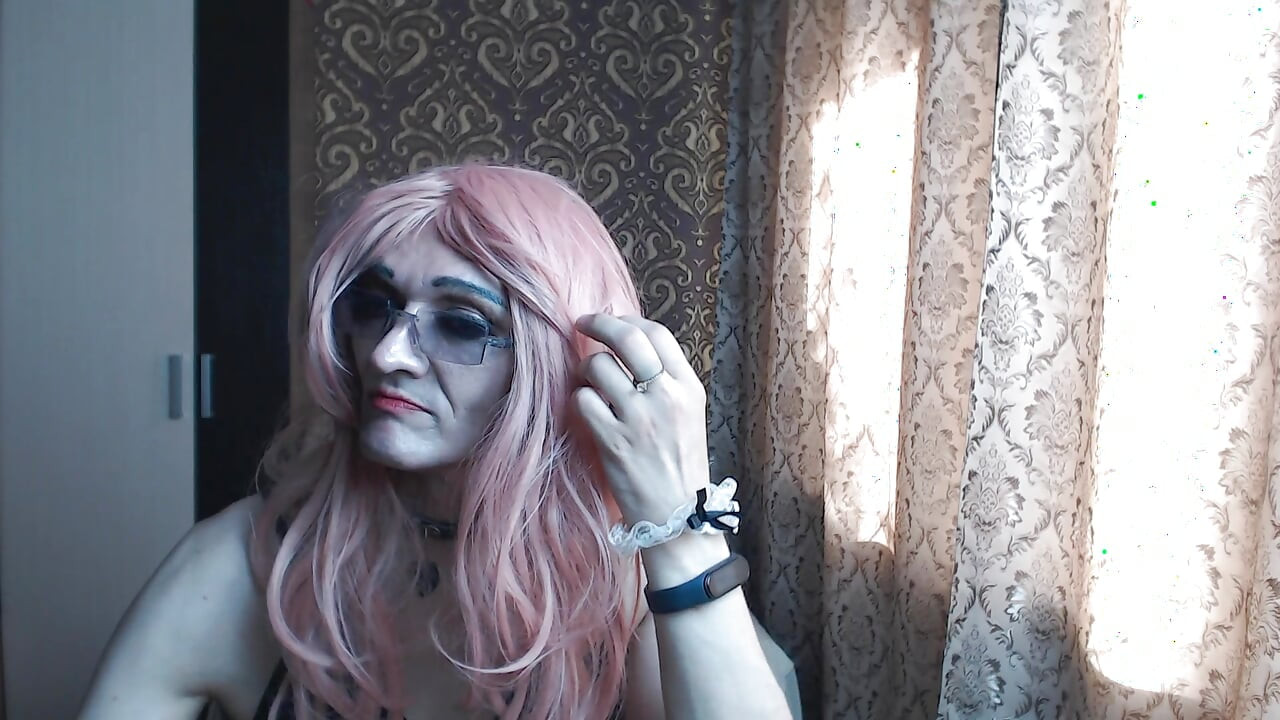 Снимите трусики и возьмите их все в рот.