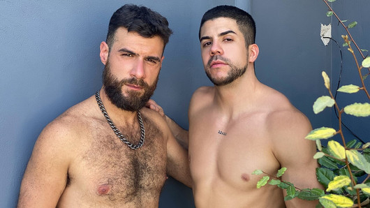 Latinos sensuais e sensuais Rodrigo El Santo &fer Froma desfrutam de foda à tarde ao ar livre - passeios de pau