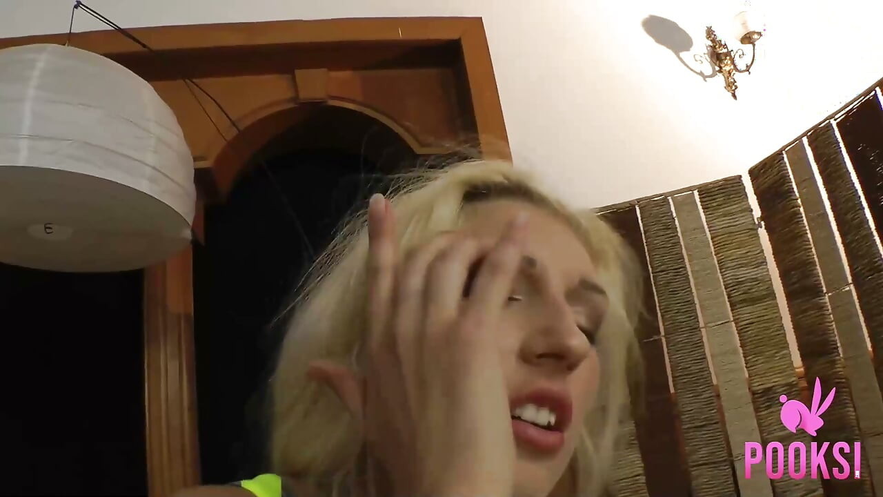 Tam video! Anal en iyi egzersizdir! Tamamen doğal tatlı melanie v sıkı göt deliğinde büyük sert bir yarak taşıyor!