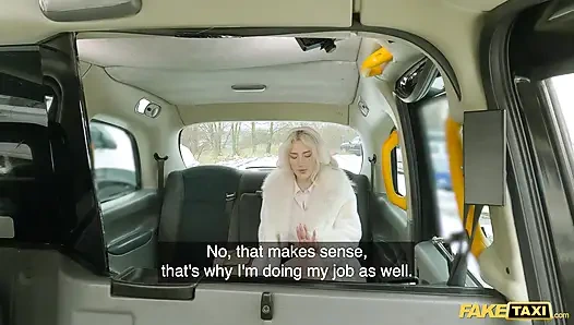 Pelayan rambut pirang dengan mata biru ini nggak sabar dientot habis-habisan - fake taxi