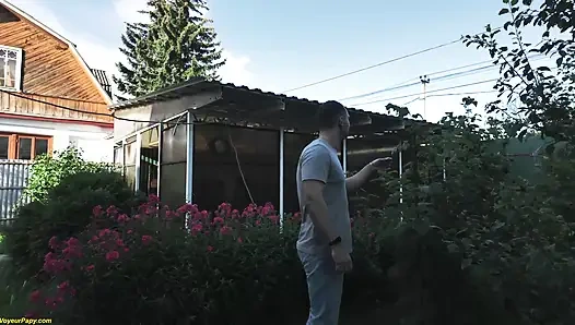 возбужденный дедушка-вуайерист лижет мою жену