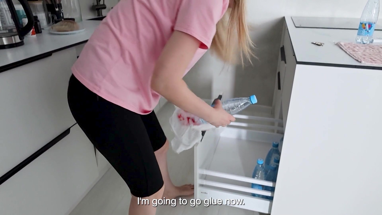 热辣继母不小心把继子的鸡巴插入了她紧致的阴户