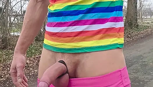 Sıska twink açık havada kalın yarağını gösteriyor ve işerken izlenebiliyor. Sert yarak sokakta işiyor.