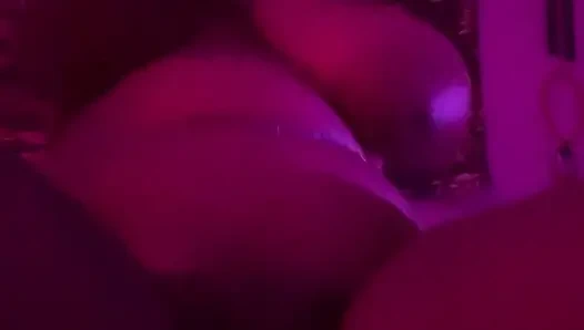 Yalnız zenci dildoya biniyor