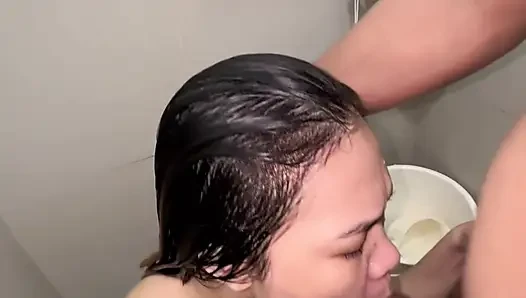 Filipina suka menelan air mani saat memiliki ruang olahraga publik!