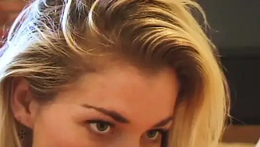 Lesbische Erotik auf dem Sofa