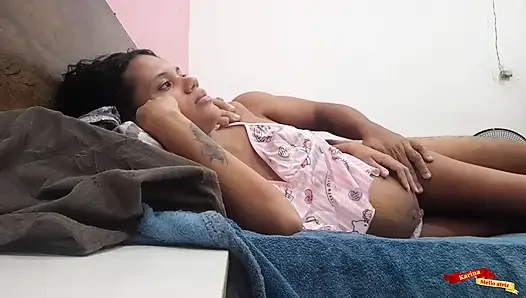 Aku pergi untuk menonton film dengan ayah tiriku, dia mengambil kesempatan untuk berhubungan seks denganku
