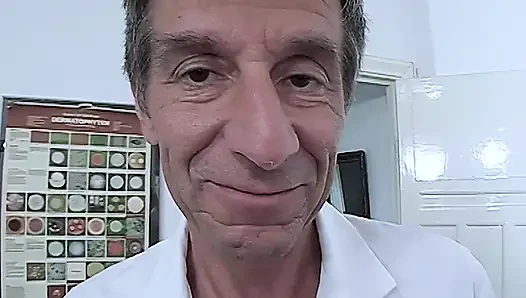 Lesbian games at the doctor's