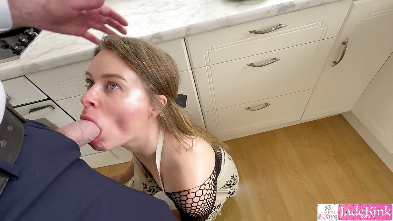 상사에게 키스하고 부엌에서 섹스하는 핫한 하녀 Jade Kink