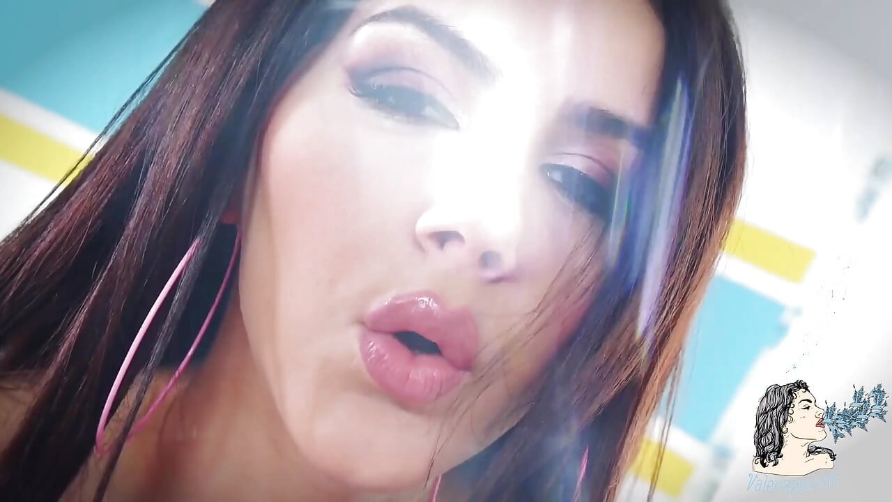 Masturbându-se cu ciorapi și un vibrator roz