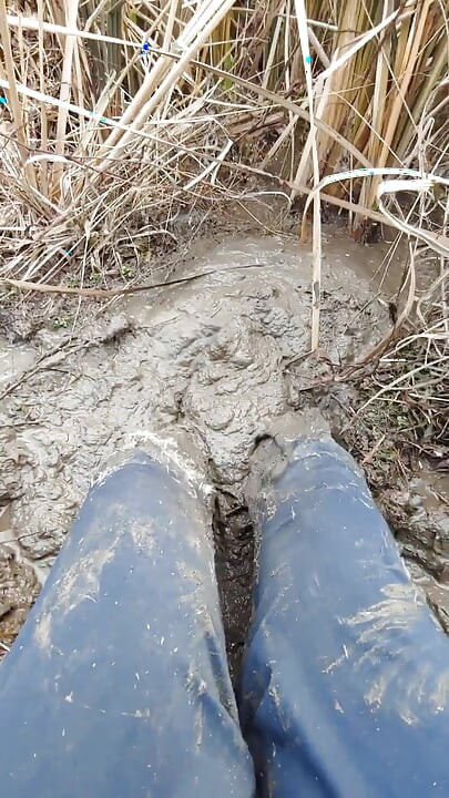 裸足で砂遊び 汚れた足