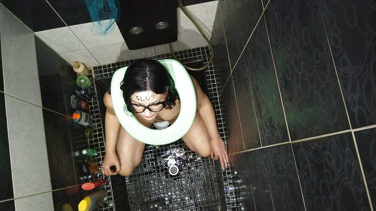 Sexi Wife Taking Enormous Load of Piss on Face